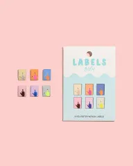 Die sechs Labels neben der Original-Verpackung auf rosa Hintergrund.