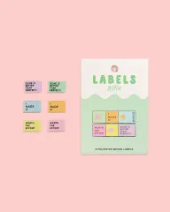 Die sechs Mini-Labels neben der Original-Verpackung auf rosa Hintergrund.