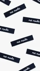 Mehrere Labels 'me made' verstreut in der Draufsicht.