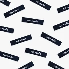 Weitere Ansicht der verstreuten Labels 'me made'.