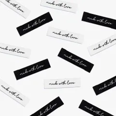 Mehrere Labels 'Made with Love' verstreut in der Draufsicht.