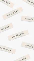 Mehrere Labels 'one of a kind' verstreut in der Draufsicht.