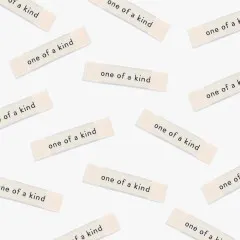 Weitere Ansicht der verstreuten Labels 'one of a kind'.
