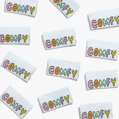 Mehrere Labels 'Comfy' locker verstreut in der Draufsicht.