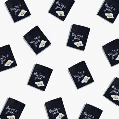 Mehrere Labels 'You're a Good Egg' locker verstreut in der Draufsicht.
