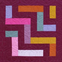 Geometrischer Labyrinth-Quiltblock mit bunten Balken in Pink, Gelb, Mint und Flieder