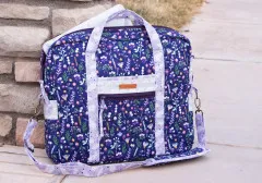 Laptop Carrier in Marineblau mit zartem lila Blumendruck, Outdoor-Aufnahme mit Schulterriemen