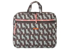 Laptop Carrier in Taupe mit Fuchs- und Hasenmotiv, Outdoor-Aufnahme mit Schulterriemen vor Natursteinmauer