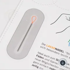Nahaufnahme der Lasso Nadel mit oranger Lassoschlaufe im Blister der Verpackung
