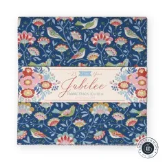 Stoffstapel mit blauem Vogel-Blumen-Design und Banderole, frontale Draufsicht.