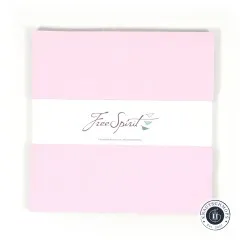 Tula Pink Layer Cake „Designer Solids Mythical" mit Free-Spirit-Banderole von oben fotografiert.