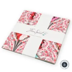 Gestapeltes Tula-Pink-Layer-Cake „Besties“ mit FreeSpirit-Banderole, verschiedene Motive an den Ecken sichtbar.