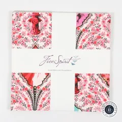 Frontalansicht des mit der FreeSpirit-Banderole gebundenen Besties-Layer-Cake-Stapels.
