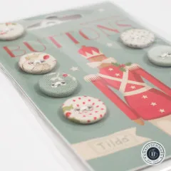 Lifestyle-Foto mit beiden Knopfgrößen (12mm und 16mm) neben Weihnachtsbaum und Christbaumkugel