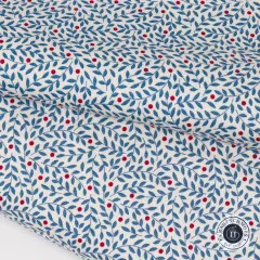 Nahaufnahme des Tilda Stoffes Lillian Blue in Falte gelegt, blaue Blätter und rote Punkte auf Creme
