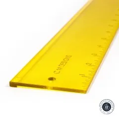 Nahaufnahme des Linealendes mit CMDESIGNS-Prägung und Aufhängeloch.
