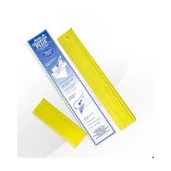 Beide Add-A-Quarter-Plus-Lineale (6 und 12 Zoll) freigestellt nebeneinander vor der Verpackungskarte.