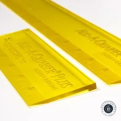 Nahaufnahme der Enden beider Lineale mit sichtbarer Zoll-Skala und Prägung nebeneinander.