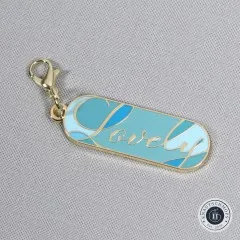 Nahaufnahme des Anhängers mit dem Schriftzug 'Lovely'.