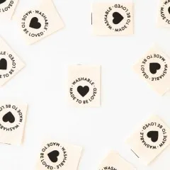 Waschbare Sarah Hearts Weblabels „Made to be Loved" dicht gestreut in Nahaufnahme