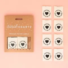 Verpackung des waschbaren Sarah Hearts Weblabels „Washable – Made to be Loved" aus Bio-Baumwolle mit Herz-Motiv