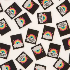 Weitere Nahaufnahme der schwarzen Regenbogen-Weblabels mit goldenem Glitzerfaden-Akzent.