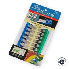 Verpackung der Taylor Seville Magic Clips Extra Small mit 12 blauen und grünen Metallclips, Ansicht schräg von oben
