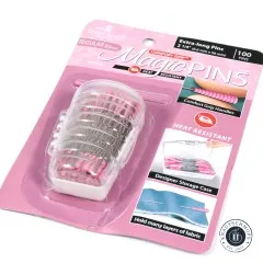 Taylor Seville Magic Pins Extra Long in der durchsichtigen Designer-Aufbewahrungsbox, seitliche Ansicht.