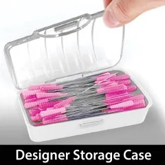 Geöffnete Designer-Aufbewahrungsbox mit den rosafarbenen Magic Pins Extra Long, eine Hand hält den Deckel.