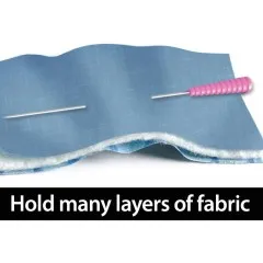 Magic Pins Extra Long stecken durch mehrere Stofflagen auf blauem Stoff als Anwendungsbeispiel.