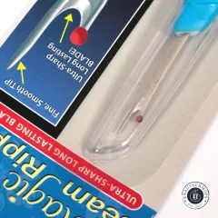 Nahaufnahme der ultrascharfen Klingenspitze mit rotem Schutzknopf und Sicherheitskappe