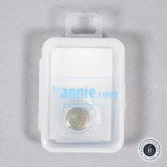 Geöffnetes Etui von der Rückseite mit byAnnie.com-Schriftzug und einem Magnetverschluss-Teil