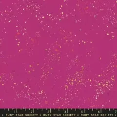 Nahaufnahme mit Ruby-Star-Society-Markenaufdruck und Zoll-Maßband in Berry