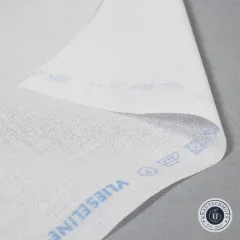Aufgefächertes Gewebestück mit Herstellerinformation und Aufdruck