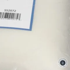 Nahaufnahme der Stoffoberfläche mit Blick auf den Verpackungsrand und das Barcode-Etikett.