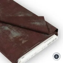 Gefalteter Moda Grunge Pinecone Stoffballen in Rotbraun mit Banderole und Angaben zu Kollektion und Material