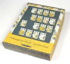 Moda Quilt Kit Through the Woods Sweetfire Road, Verpackung mit Eulen-Quilt in Grau und Gelb