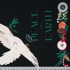 Nahaufnahme des "Peace on Earth"-Motivs mit weißer Taube auf schwarzem Fond