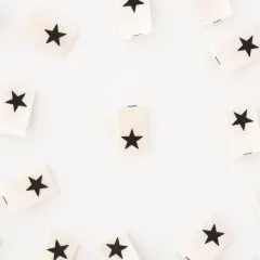 Alle acht „Black Star"-Endfalt-Weblabel verstreut, teils quer liegend.