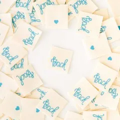 Sarah Hearts Weblabels mit Schriftzug „Back" und türkisem Herz-Symbol kreisförmig um ein einzelnes Label angeordnet.