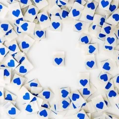 Mehrere Sarah Hearts Weblabels mit blauem Herz kreisförmig um ein einzelnes Label angeordnet.