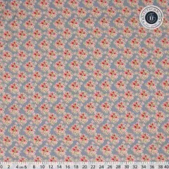 Breiter Musterausschnitt des Lulu-Stoffs in Blue mit Lineal, der die Größe der Blumensträußchen im Rapport zeigt.