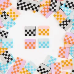 Vier Sarah Hearts Karo-Weblabels in unterschiedlichen Farbkombinationen, umringt von weiteren verstreuten Labels.