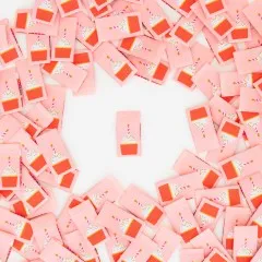 Mehrere rosa Weblabels mit Cupcake-Motiv im Kreis um ein einzelnes zentrales Label angeordnet.