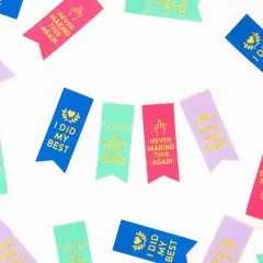 Nahaufnahme mehrerer Award-Ribbon-Etiketten in Mint, Blau, Lila und Pink mit goldener Beschriftung, verstreut angeordnet.