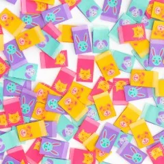 Nahaufnahme zahlreicher verstreuter Weblabels mit Katzen-, Bären-, Hunde- und Hasenmotiv in Pink, Gelb, Mint und Lavendel.
