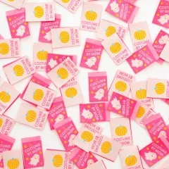 Mehrere Weblabels mit Geist- und Kürbis-Motiv locker verstreut auf hellem Hintergrund.