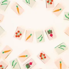 Weblabels mit Kirschtomaten-, Karotten-, Erbsen- und Rübenmotiv verstreut auf hellem Untergrund.