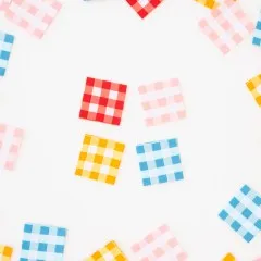 Karierte Weblabels in Rot, Rosa, Gelb und Blau verstreut auf hellem Untergrund.