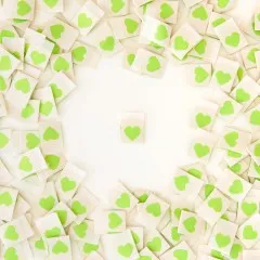 Mehrere Sarah Hearts Weblabels mit grünem Herz kreisförmig um ein einzelnes Label angeordnet.